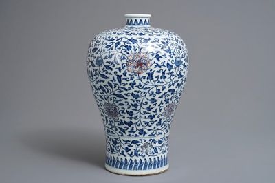 Un vase de forme meiping en porcelaine de Chine bleu, blanc et rouge, 19/20ème
