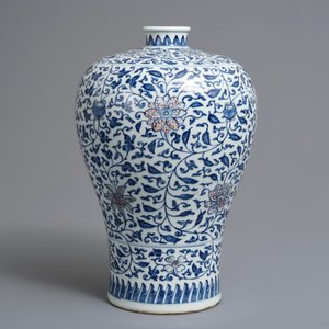 Un vase de forme meiping en porcelaine de Chine bleu, blanc et rouge, 19/20ème — photo 2
