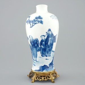 Un vase de forme meiping en porcelaine de Chine bleu et blanc sur socle en bronze doré, 19ème — photo 1
