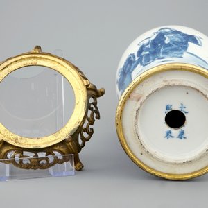 Un vase de forme meiping en porcelaine de Chine bleu et blanc sur socle en bronze doré, 19ème — photo 6