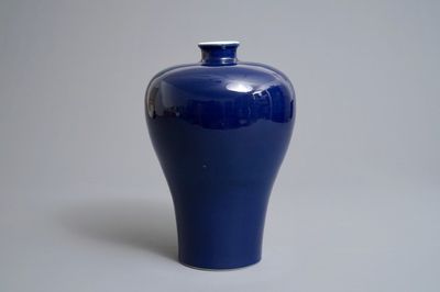 Un vase de forme meiping en porcelaine de Chine bleu monochrome, marque de Yongzheng, 19/20ème