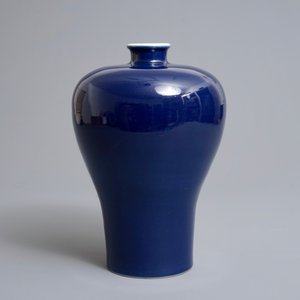 Un vase de forme meiping en porcelaine de Chine bleu monochrome, marque de Yongzheng, 19/20ème — photo 2