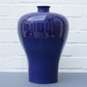 Un vase de forme meiping en porcelaine de Chine bleu monochrome, marque de Yongzheng, 19/20ème — photo 8