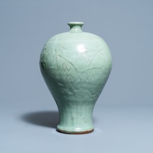 Un vase de forme 'meiping' en porcelaine de Chine céladon de Longquan à décor des 'Trois amis de l'hiver', Ming — photo 6