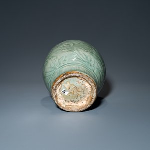 Un vase de forme 'meiping' en porcelaine de Chine céladon de Longquan à décor incisé, Ming — photo 6
