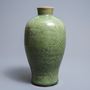 Un vase de forme meiping en porcelaine de Chine céladon de Longquan, Ming — photo 1
