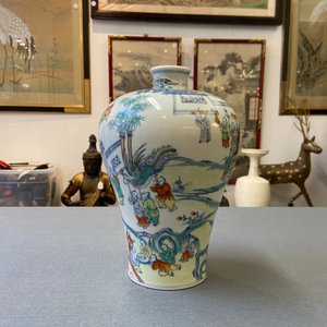 Un vase de forme 'meiping' en porcelaine de Chine doucai à décor des '100 garçons', marque de Chenghua, 20ème — photo 9