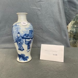 Un vase de forme 'meiping' en porcelaine de Chine en bleu et blanc à décor figuratif, Kangxi — photo 11