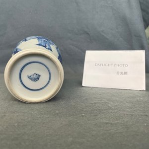 Un vase de forme 'meiping' en porcelaine de Chine en bleu et blanc à décor figuratif, Kangxi — photo 14
