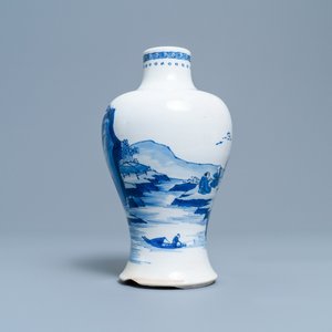 Un vase de forme meiping en porcelaine de Chine en bleu et blanc, Kangxi — photo 4