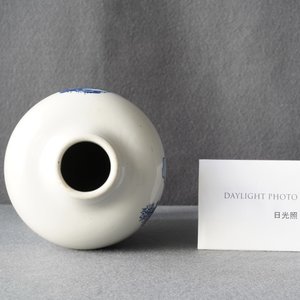 Un vase de forme meiping en porcelaine de Chine en bleu et blanc, Kangxi — photo 9