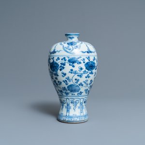 Un vase de forme 'meiping' en porcelaine de Chine en bleu et blanc, Ming — photo 2