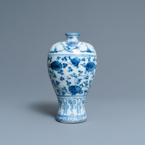 Un vase de forme 'meiping' en porcelaine de Chine en bleu et blanc, Ming — photo 4