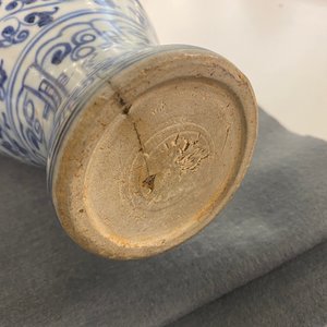 Un vase de forme 'meiping' en porcelaine de Chine en bleu et blanc, Ming — photo 7