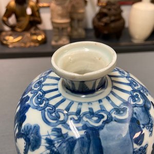 Un vase de forme 'meiping' en porcelaine de Chine en bleu et blanc, Wanli — photo 9
