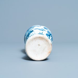 Un vase de forme 'meiping' en porcelaine de Chine en bleu et blanc, Wanli — photo 6