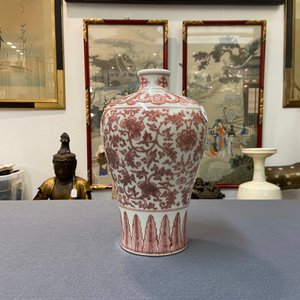 Un vase de forme 'meiping' en porcelaine de Chine en rouge de cuivre à décor de rinceaux de pivoines, marque de Qianlong, 19/20ème — photo 7