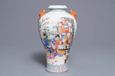 Un vase de forme meiping en porcelaine de Chine famille rose, République, 20ème