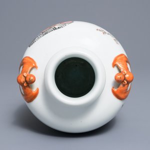 Un vase de forme meiping en porcelaine de Chine famille rose, République, 20ème — photo 5