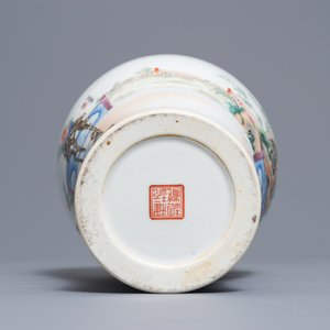 Un vase de forme meiping en porcelaine de Chine famille rose, République, 20ème — photo 6