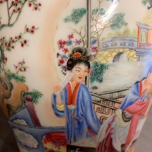 Un vase de forme meiping en porcelaine de Chine famille rose, République, 20ème — photo 9