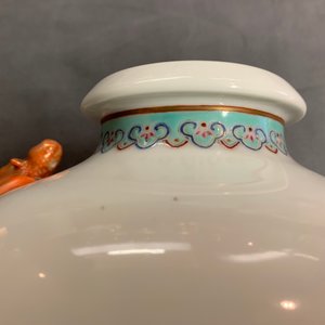 Un vase de forme meiping en porcelaine de Chine famille rose, République, 20ème — photo 10