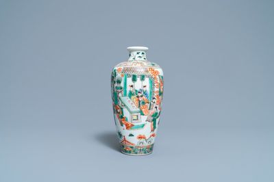 Un vase de forme 'meiping' en porcelaine de Chine famille verte, 19ème