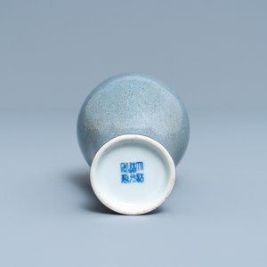 Un vase de forme 'meiping' en porcelaine de Chine 'robin's egg', marque de Daoguang, 20ème — photo 6