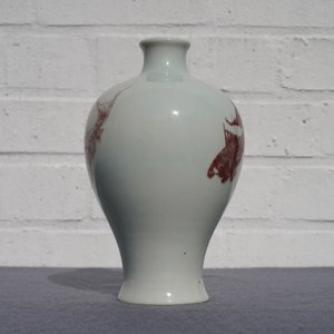 Un vase de forme meiping en porcelaine de Chine rouge de cuivre à décor de poissons, marque de Kangxi, 18/19ème — photo 9