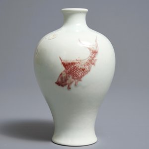 Un vase de forme meiping en porcelaine de Chine rouge de cuivre à décor de poissons, marque et époque de Kangxi — photo 2