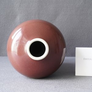 Un vase de forme 'meiping' en porcelaine de Chine rouge foncé monochrome, marque et époque de Qianlong — photo 9