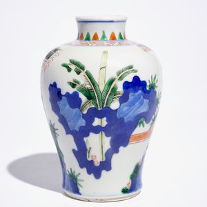 Un vase de forme meiping en porcelaine de Chine wucai, 19/20ème — photo 3