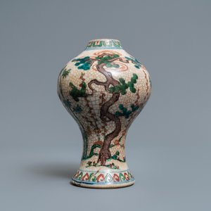 Un vase de forme meiping en porcelaine de Chine wucai à décor 'Les trois amis de l'hiver', Wanli — photo 3