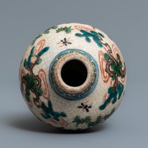 Un vase de forme meiping en porcelaine de Chine wucai à décor 'Les trois amis de l'hiver', Wanli — photo 5