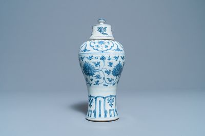 Un vase de forme 'meiping' et son couvercle en porcelaine de Chine en bleu et blanc, Ming