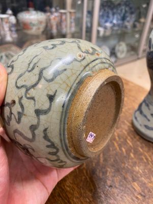 Un vase de forme 'meiping' et un de forme 'yuhuchunping' en porcelaine de Chine en bleu et blanc, Ming ou postérieur — photo 5