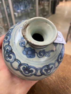 Un vase de forme 'meiping' et un de forme 'yuhuchunping' en porcelaine de Chine en bleu et blanc, Ming ou postérieur — photo 6