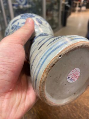 Un vase de forme 'meiping' et un de forme 'yuhuchunping' en porcelaine de Chine en bleu et blanc, Ming ou postérieur — photo 9