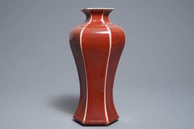 Un vase de forme meiping hexagonale en porcelaine de Chine sang de boeuf monochrome, 19ème