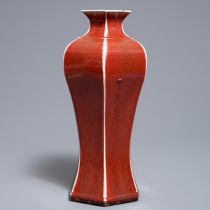 Un vase de forme meiping hexagonale en porcelaine de Chine sang de boeuf monochrome, 19ème — photo 4