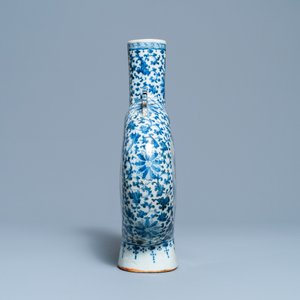 Un vase de forme 'moonflask' en porcelaine de Chine en bleu et blanc, 19ème — photo 2