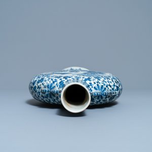 Un vase de forme 'moonflask' en porcelaine de Chine en bleu et blanc, 19ème — photo 5