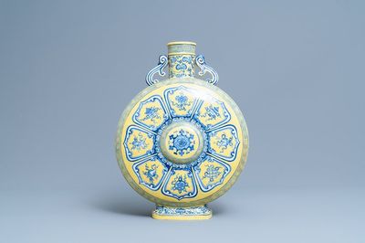 Un vase de forme 'moonflask' en porcelaine de Chine en bleu et blanc sur fond jaune à décor 'Bajixiang', marque de Yongzheng, 19/20ème
