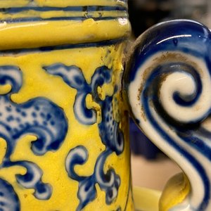 Un vase de forme 'moonflask' en porcelaine de Chine en bleu et blanc sur fond jaune à décor 'Bajixiang', marque de Yongzheng, 19/20ème — photo 14