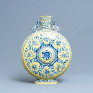 Un vase de forme 'moonflask' en porcelaine de Chine en bleu et blanc sur fond jaune à décor 'Bajixiang', marque de Yongzheng, 19/20ème — photo 3