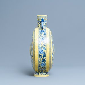 Un vase de forme 'moonflask' en porcelaine de Chine en bleu et blanc sur fond jaune à décor 'Bajixiang', marque de Yongzheng, 19/20ème — photo 4