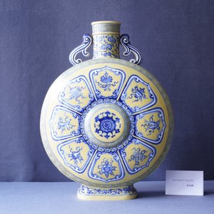 Un vase de forme 'moonflask' en porcelaine de Chine en bleu et blanc sur fond jaune à décor 'Bajixiang', marque de Yongzheng, 19/20ème — photo 7