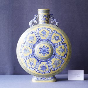 Un vase de forme 'moonflask' en porcelaine de Chine en bleu et blanc sur fond jaune à décor 'Bajixiang', marque de Yongzheng, 19/20ème — photo 8