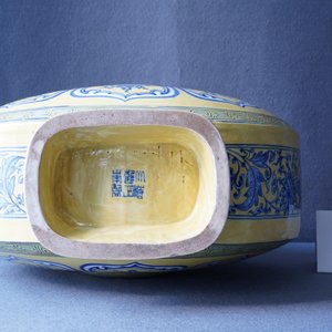 Un vase de forme 'moonflask' en porcelaine de Chine en bleu et blanc sur fond jaune à décor 'Bajixiang', marque de Yongzheng, 19/20ème — photo 10
