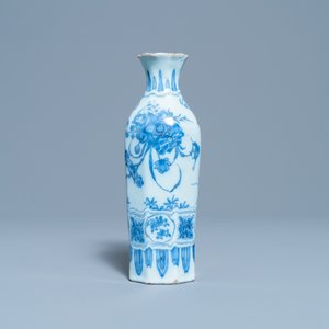 Un vase de forme octagonale en faïence de Delft en bleu et blanc, fin du 17ème — photo 3